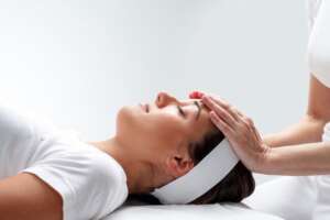 woman-relaxing-at-reiki-session
